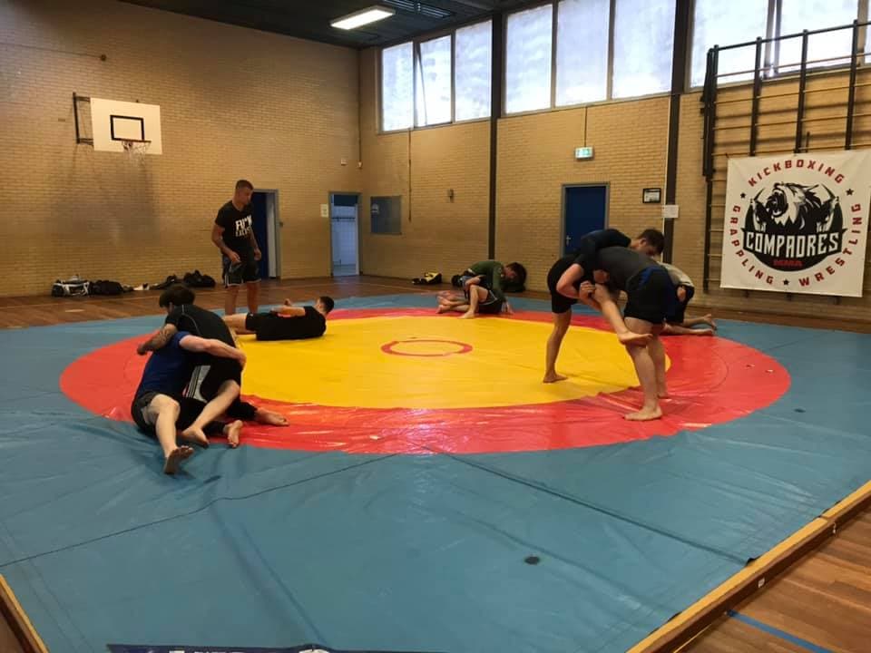 Worstelen in Alkmaar bij Compadres MMA